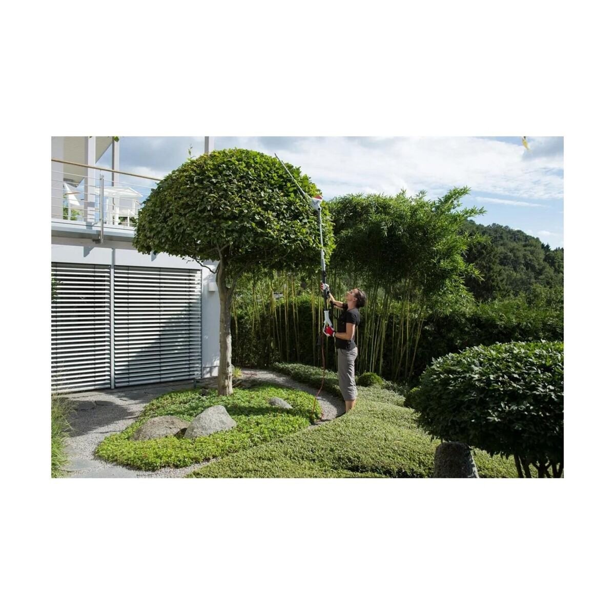 Ikra Taille Haie Télescopique filaire 600W - Lame de coupe 59 cm Coupe 51 cm Taille Haie sur perche réglable 1.95 - 2.40 m IKRA