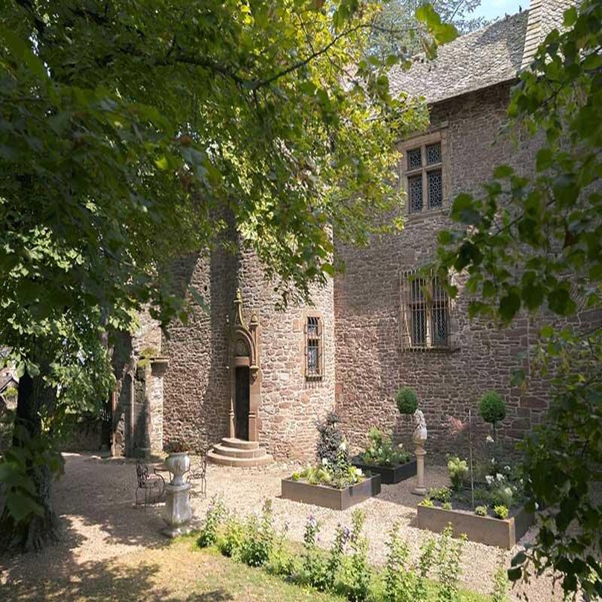 Voir la diapositive 4 : Smartbox 2 jours en château du xve siècle avec dîner gastronomique d'exception près de rodez - coffret cadeau séjour