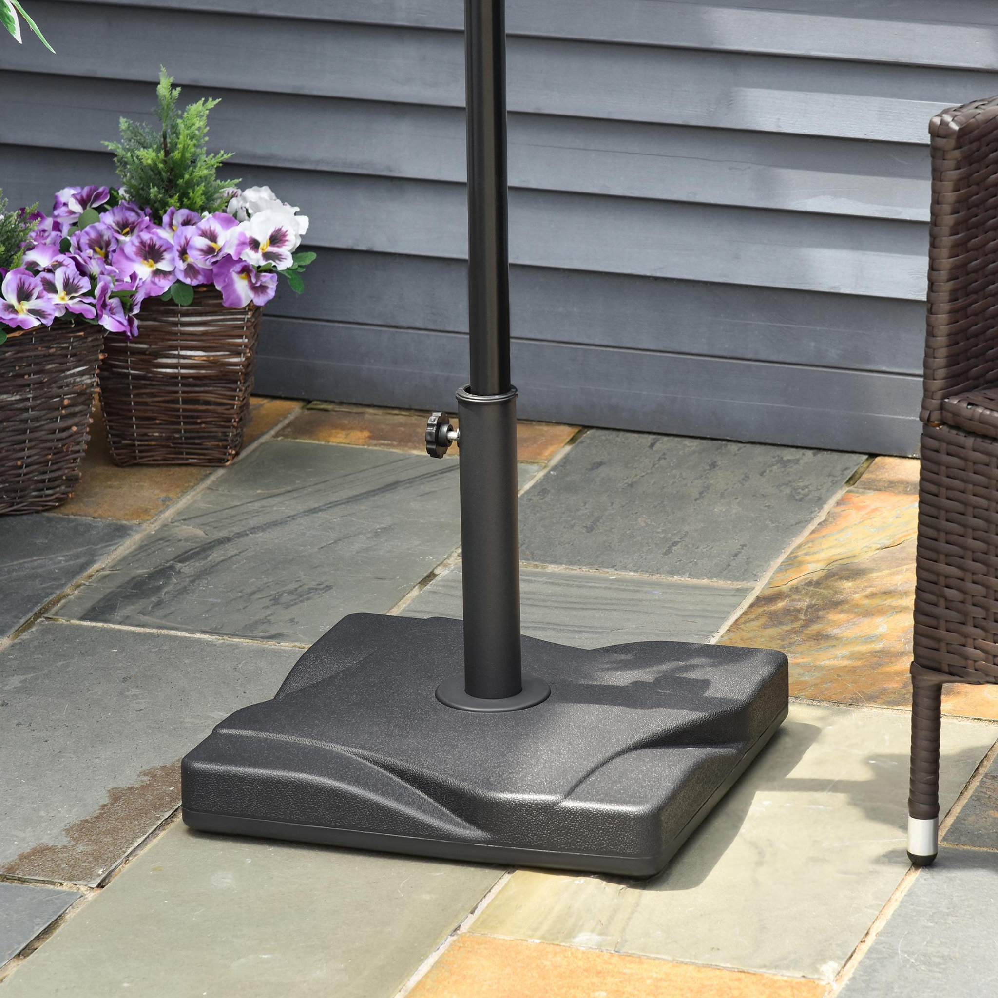 Voir la diapositive 2 : OUTSUNNY Pied de parasol base de lestage parasol carré dim. 41,5L x 41,5I x 35H cm poids net 20 Kg ciment HDPE noir