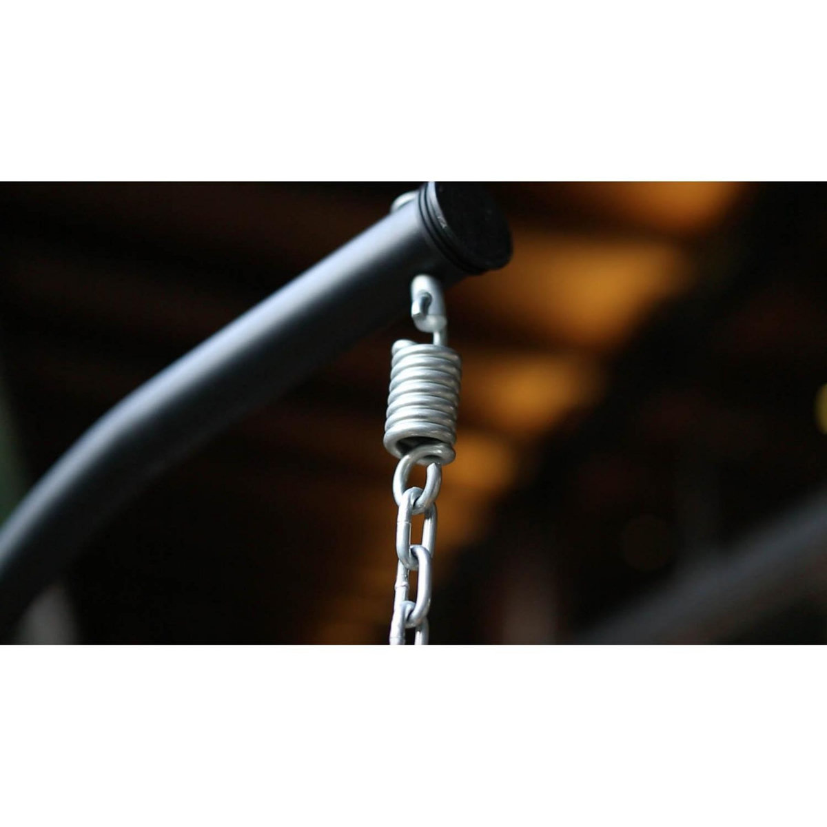 CONCEPT USINE Fauteuil suspendu en résine tressée beige et noir AUROA