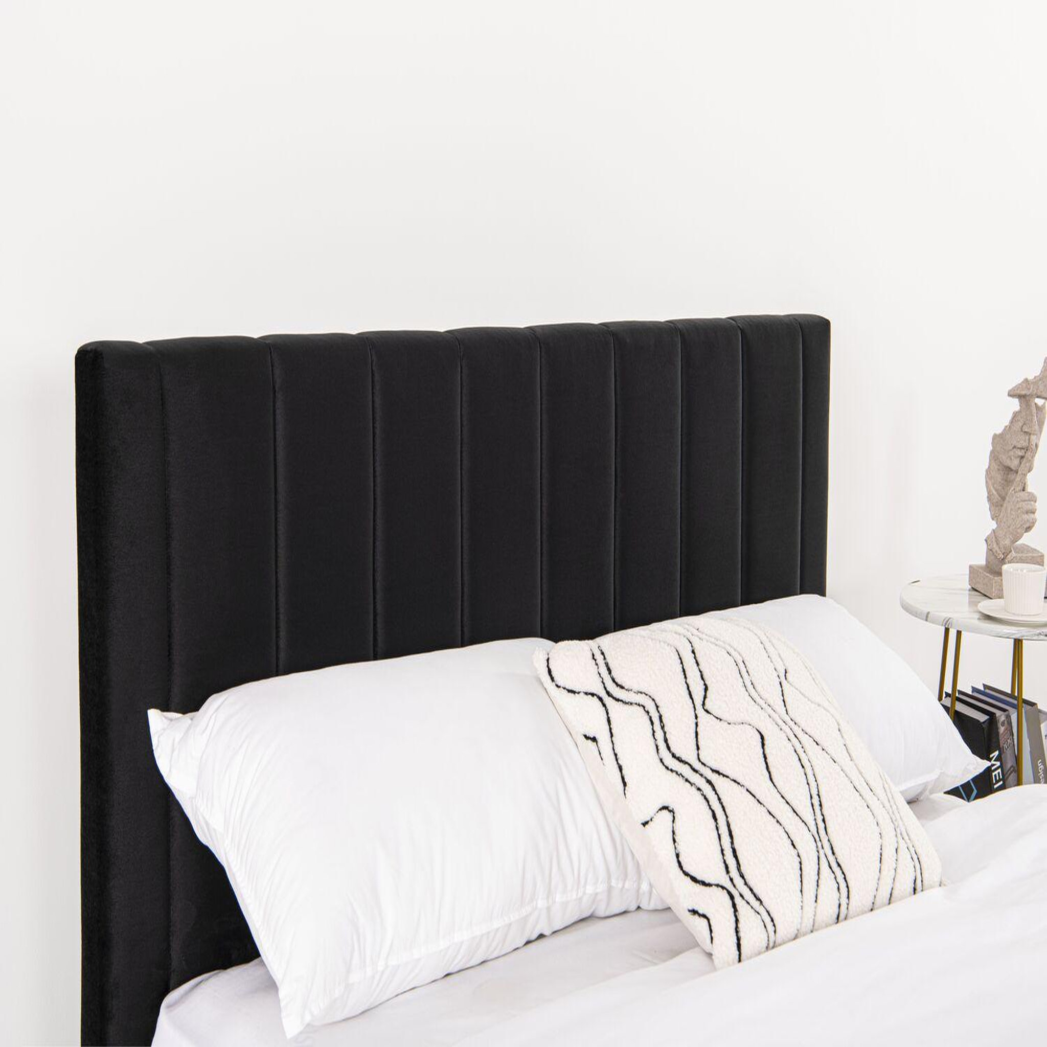 Voir la diapositive 6 : CONCEPT USINE Lit 160x200 cm en velours noir CAMBRIDGE