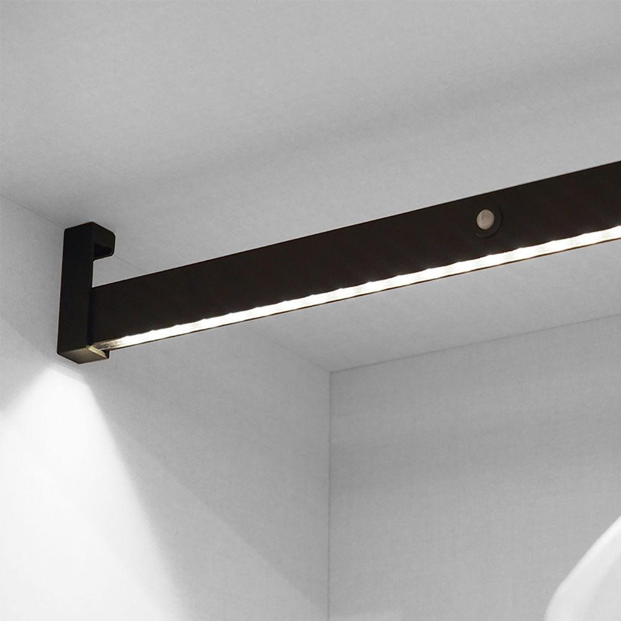 EMUCA SRL Barre de penderie pour armoire Castor - LED détecteur de mouvement, A 558 mm