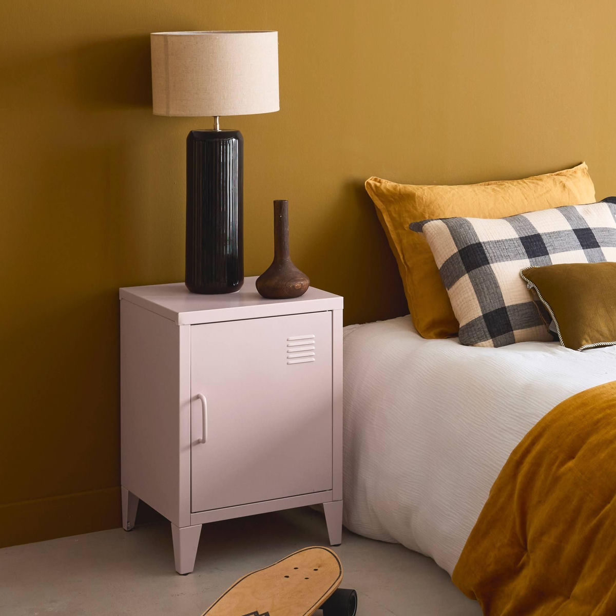 SWEEEK Table de chevet en acier rose. 1 porte. casier. chambre enfant