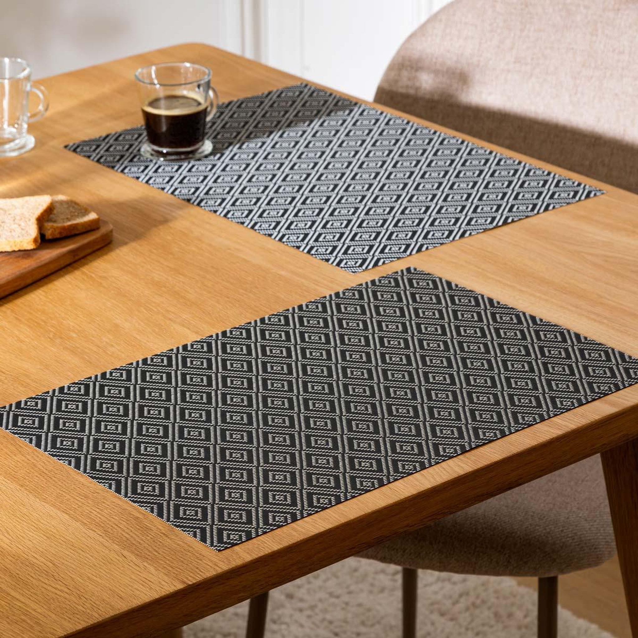 Voir la diapositive 2 : SECRET DE GOURMET Set de table  géométrique  45x30cm noir